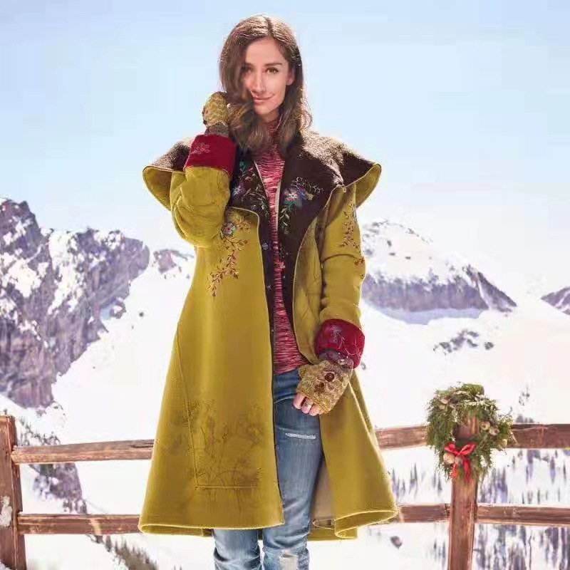  Mid-length printed top and long-sleeved woolen coat